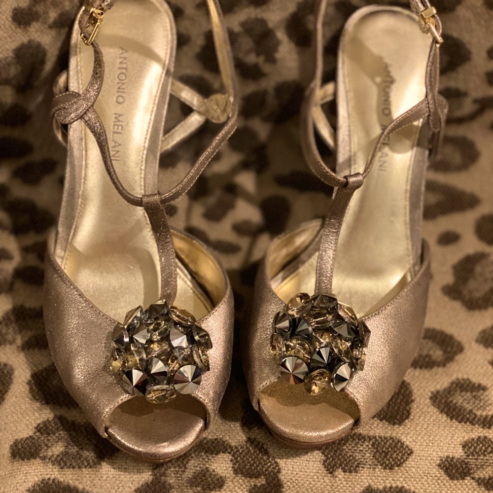 Antonio Melani Gold Metallic Platform T-Strap Heel. Size 9. Vintage vibe.